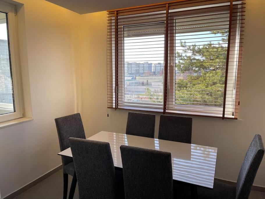 Idealapartments Llc 4 Prishtine Bagian luar foto